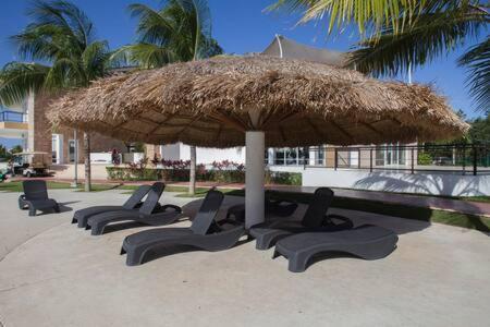 departamento en Cancún con 7 albercas tipo playa y laguna Exterior foto