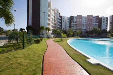 departamento en Cancún con 7 albercas tipo playa y laguna Exterior foto